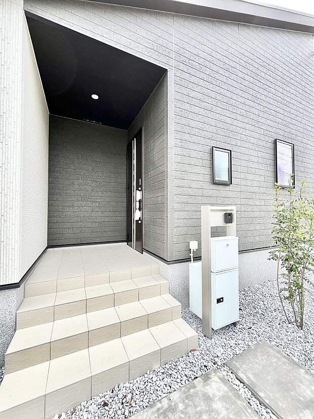玄関前は雨が降っても濡れにくい屋根付き