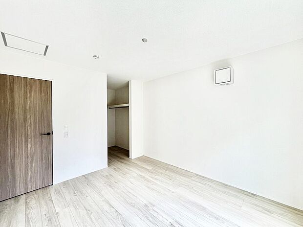 ウォークインクローゼットがあるお部屋!季節ごとの入れ替えも不要で便利です。