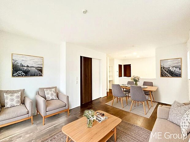 家族の和やかな会話が聞こえてきそう。開放感のあるリビングです。※家具はCGです