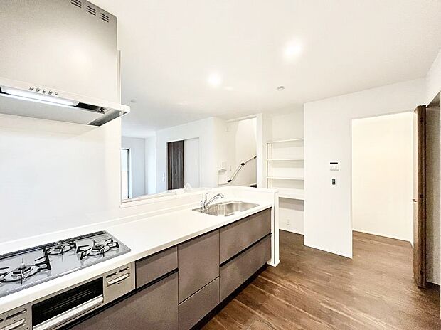 ゆとりあるキッチンではご家族と楽しくお料理ができます。パントリー付き!