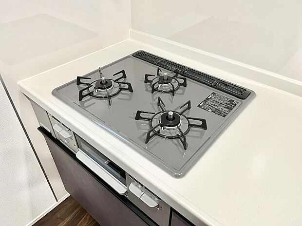 ガスコンロはSiセンサー搭載。火力調節や焦げ付き・消し忘れも防いでくれます。