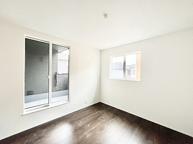 バルコニーが開放感をプラスしてくれる洋室