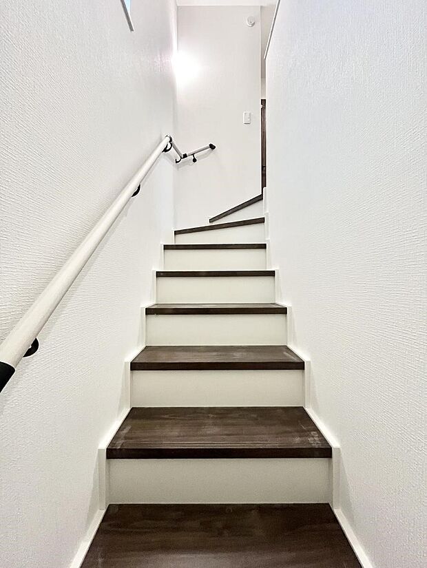 安全性を考慮し階段には手すりを設置しています