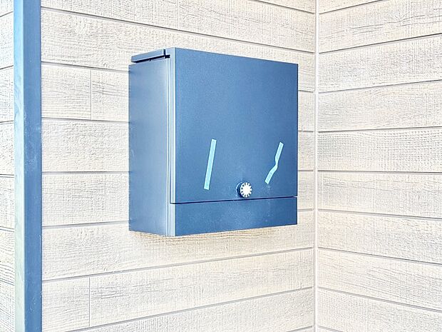 シンプルなデザインのポスト