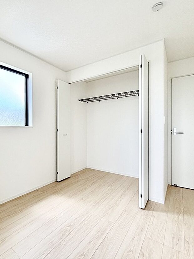 洋室のクローゼット。奥行きがあるので厚手の衣類もすっきり収まります。