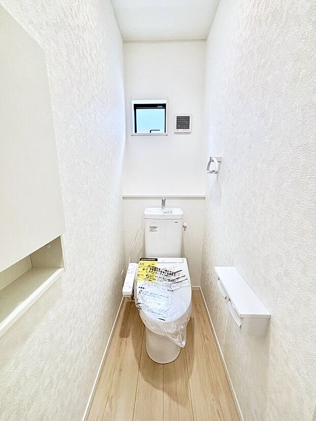 換気用小窓があり、明るく清潔な空間です。