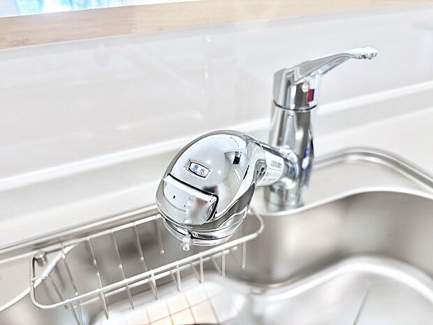 いつでも清潔なおいしいお水を。一つの水栓で水道水と浄水を使い分け。