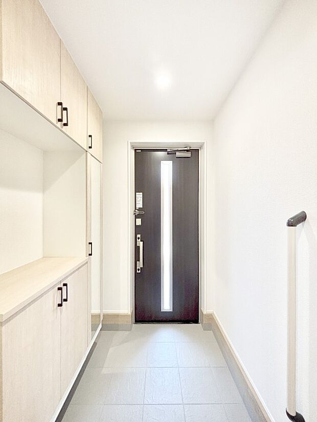 明るい玄関はお客様をお出迎えするのにぴったりです!