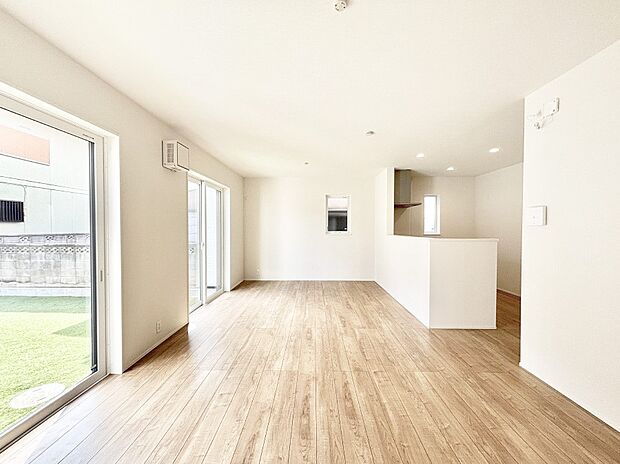 ご家族の賑やかな話し声で包まれる明るいリビング