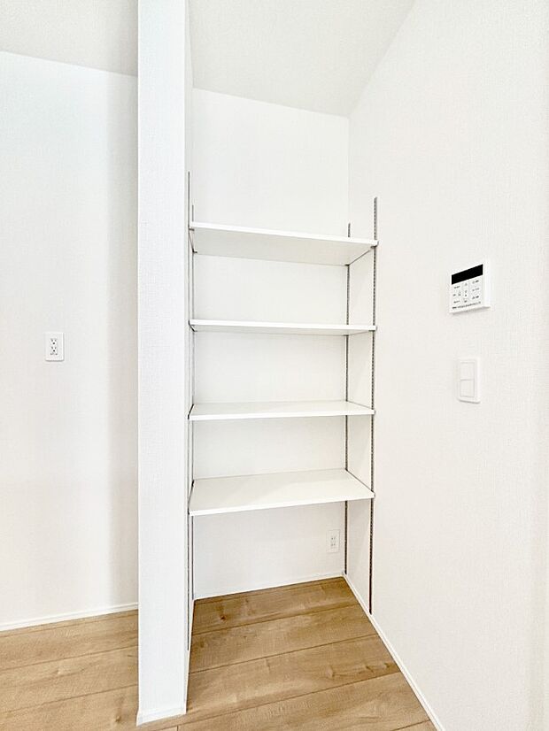 食材のストックはもちろん、日用品の収納など使い方はいろいろ!