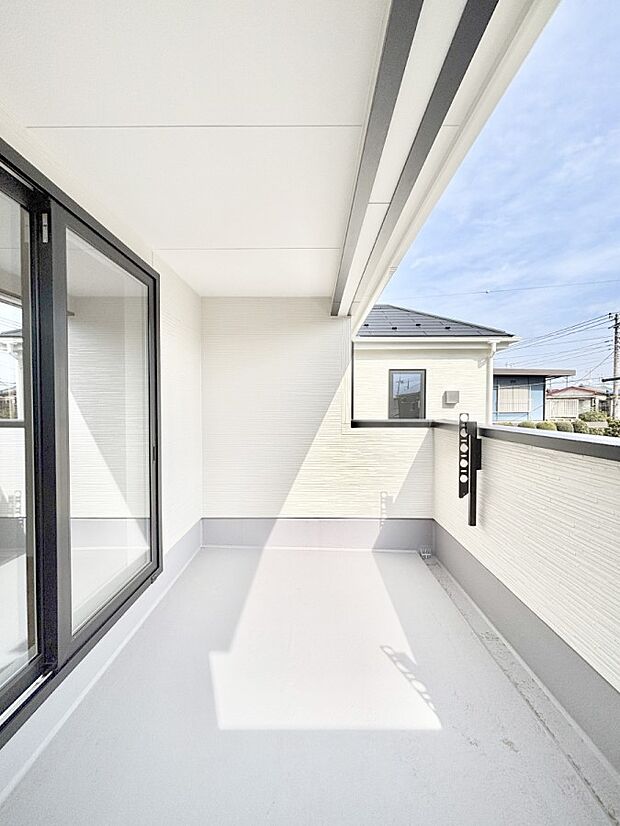 ゆったりバルコニーだから沢山お洗濯ものを干せます。