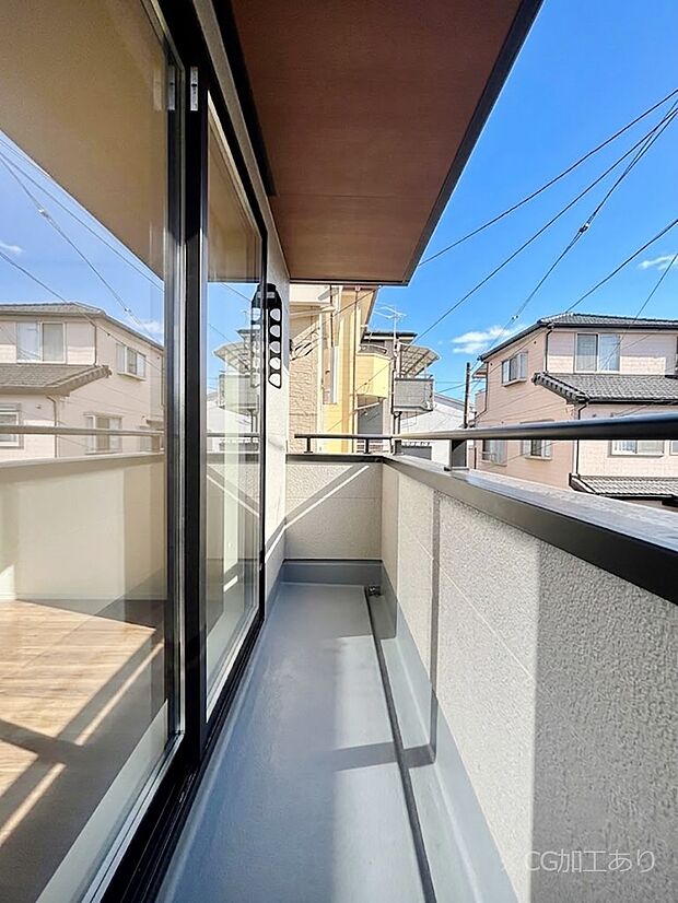 バルコニーはうれしい2ヶ所付き。お洗濯物やお布団をたっぷり干せます。