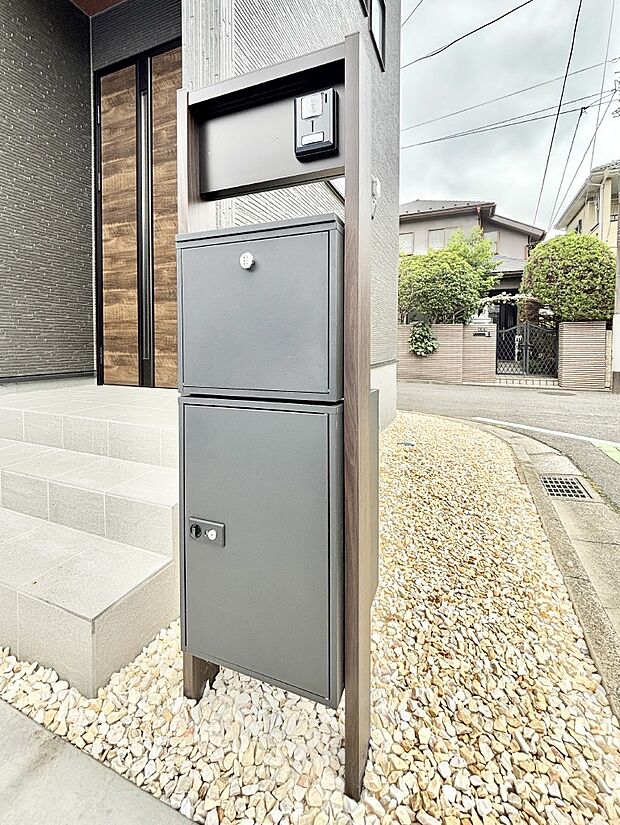 表札・インターホン・ポスト・宅配BOXをひとつに集約。エントランスになじむシンプルデザイン。