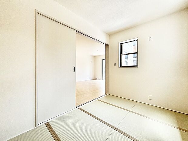 リビング隣接の和室は毎日の暮らしに癒しと安らぎをもたらしてくれます