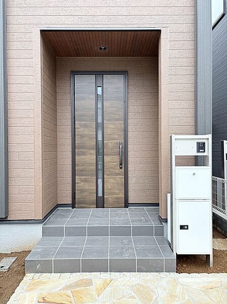 大切な家族、来客を出迎える玄関。