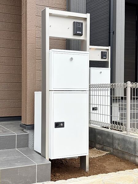 表札・インターホン・ポスト・宅配ＢＯＸをひとつに集約。エントランスになじむシンプルデザイン。