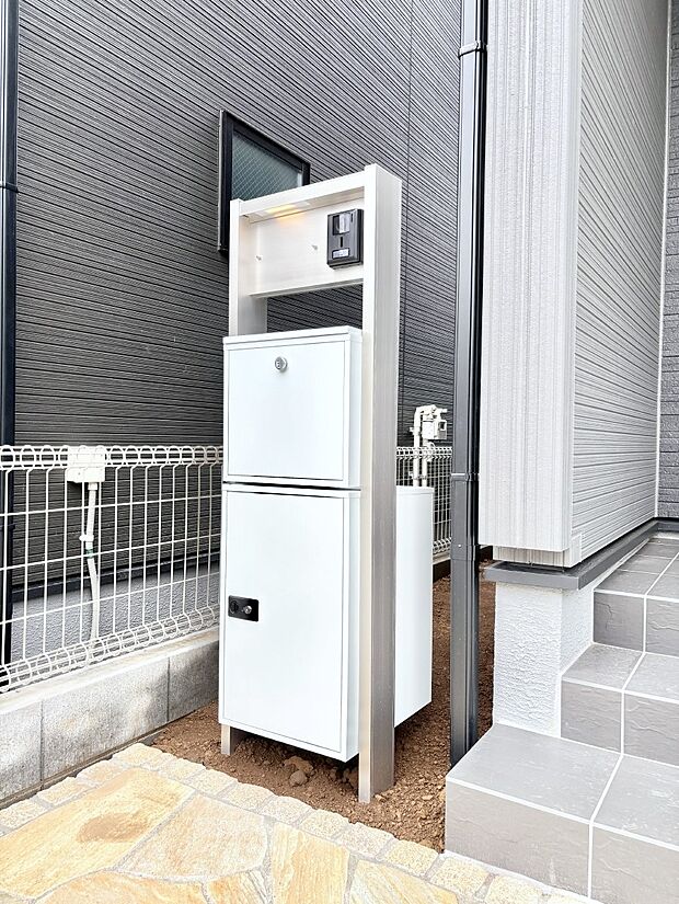 表札・インターホン・ポスト・宅配ＢＯＸをひとつに集約。エントランスになじむシンプルデザイン。