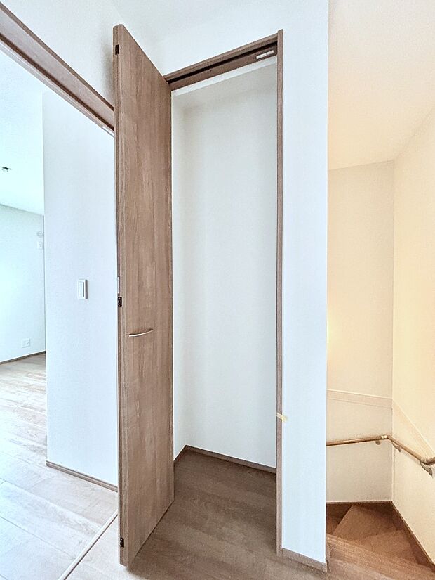 廊下収納。掃除道具や季節の小物を収納することができます。