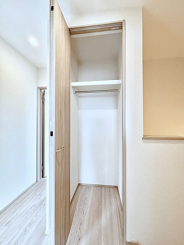 廊下収納。掃除道具や季節の小物を収納することができます。