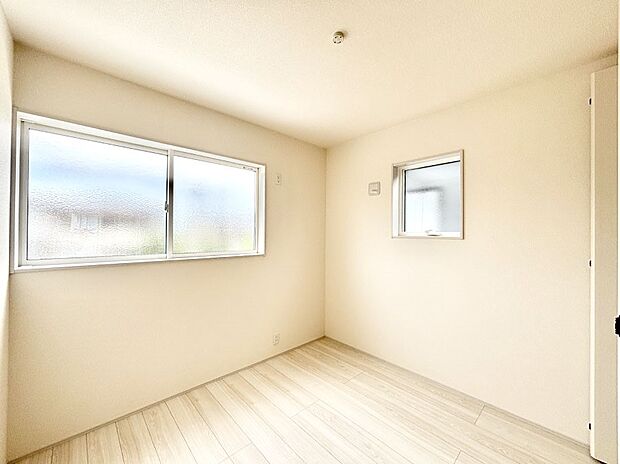 2面採光で気持ちよく自然光が取り入れられるのでお子様のお部屋にもピッタリ