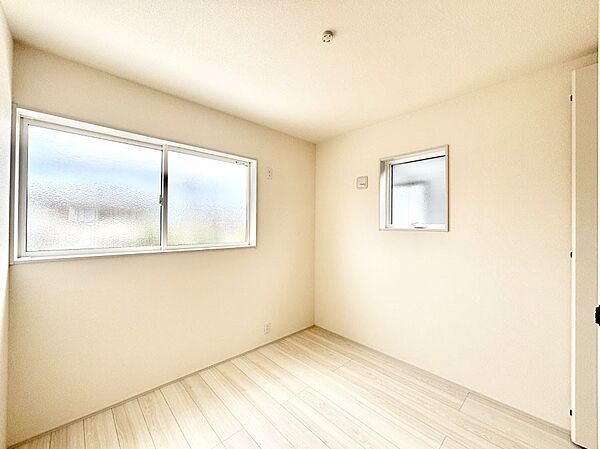 2面採光で気持ちよく自然光が取り入れられるのでお子様のお部屋にもピッタリ
