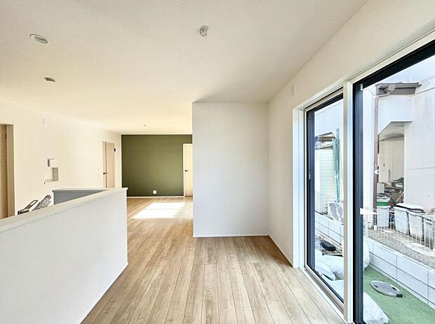 明るい陽光が注ぎ、寛ぎの雰囲気に満たされるリビング・ダイニング。