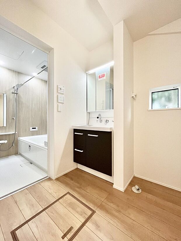 清潔感のある快適空間です。毎日の身支度も気持ち良くお使い頂けます!