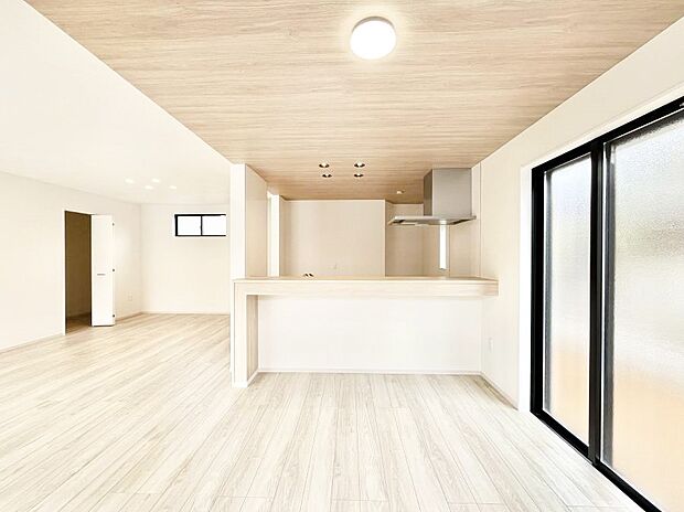 ナチュラルテイストの優しく柔らかい色使いのフローリングが素敵なリビングですね。