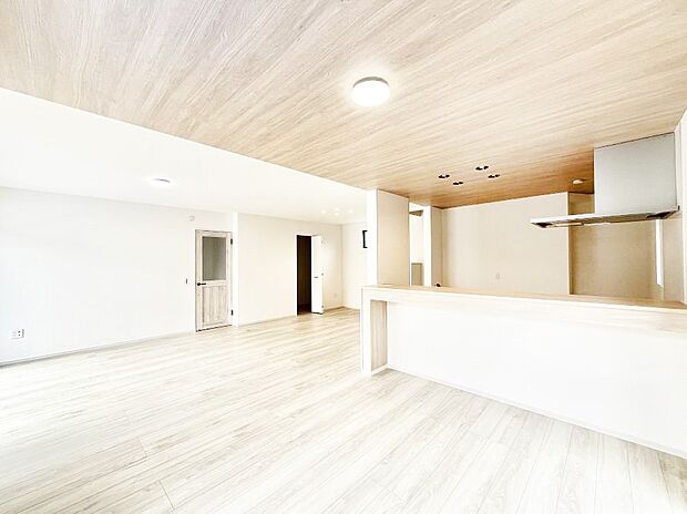 家族の笑顔が自然と生まれてくる、そんな雰囲気のダイニングに仕上がっています。