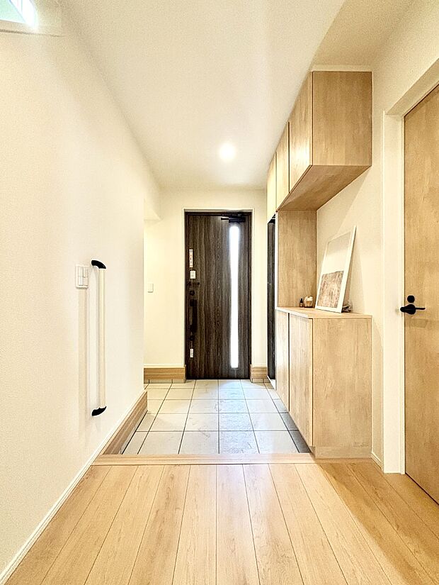 明るい玄関はお客様をお出迎えするのにぴったりです!