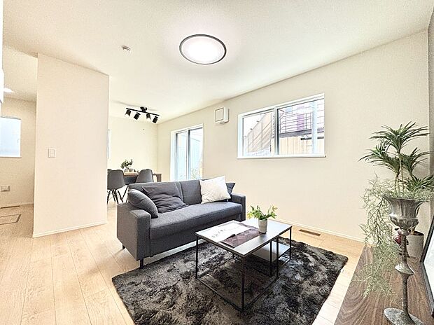 明るい陽光が注ぎ、寛ぎの雰囲気に満たされるダイニング。