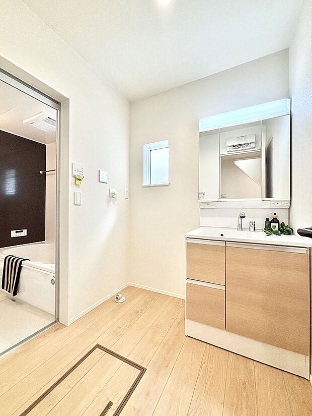 清潔感のある快適空間です。毎日の身支度も気持ち良くお使い頂けます。