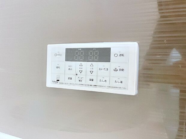 スイッチ1つで一定量の湯を浴槽に張ったり、保温や追い焚きが可能!
