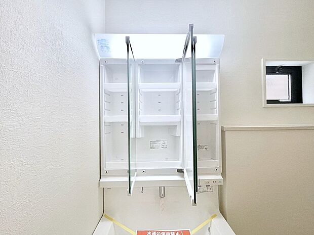 三面鏡の裏に、化粧品や衛生用品などを収納可能。洗面台をすっきりと保ちます!