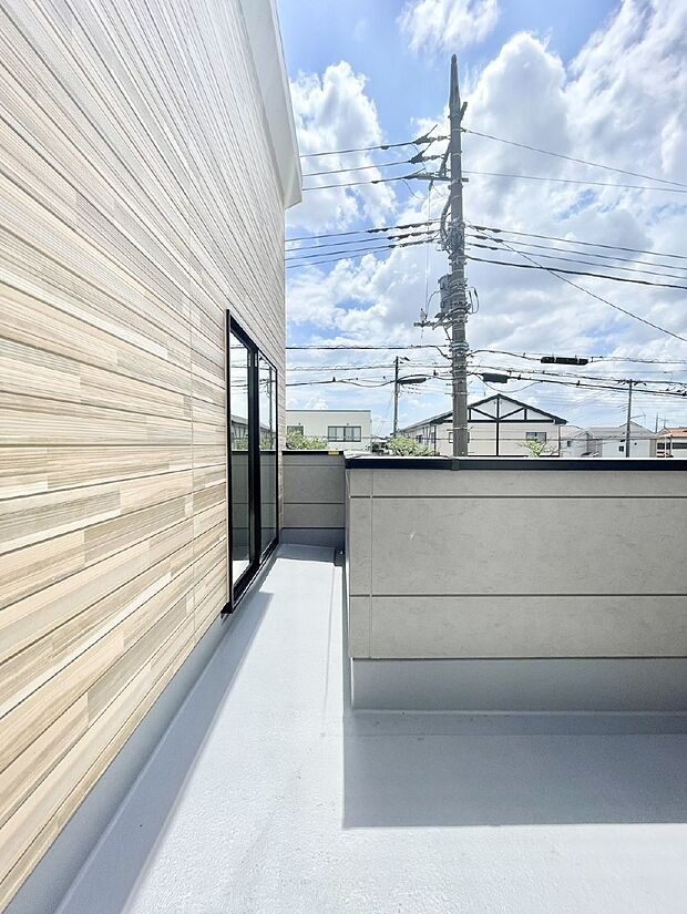暖かな陽光が降り注ぐバルコニーはお洗濯におすすめ。爽やかな風も心地よいです。
