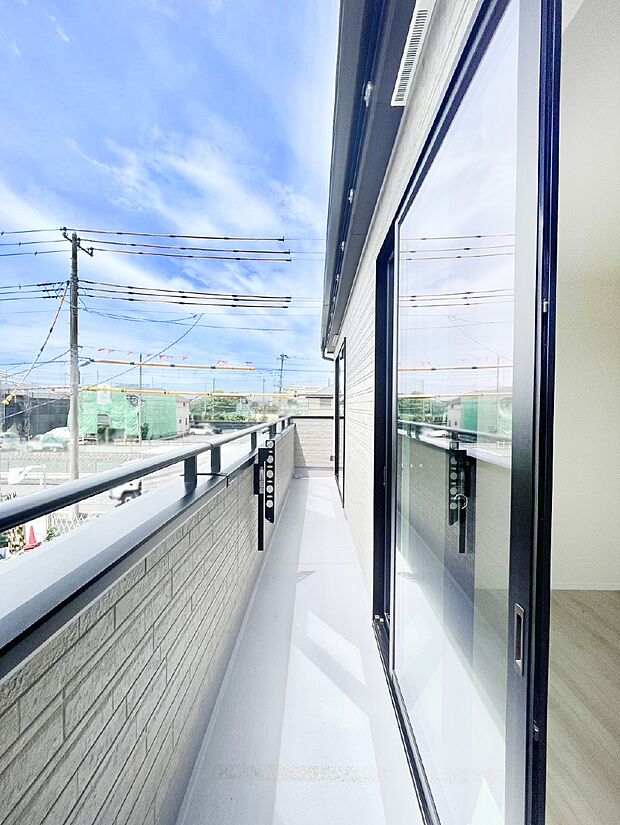 2部屋にまたがる広いバルコニー。晴れた日には洗濯物も気持ちよく干せそうですね。