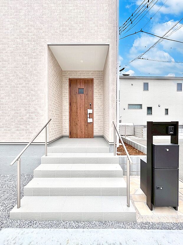 大切な家族、来客を出迎える玄関。