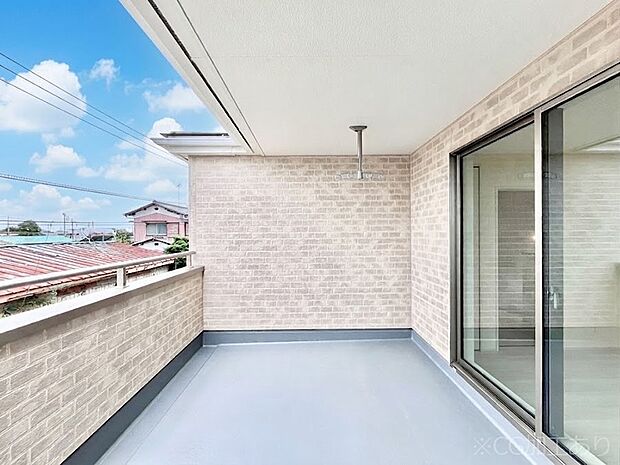 暖かな陽光が降り注ぐバルコニーはお洗濯におすすめ。爽やかな風も心地よいです。 