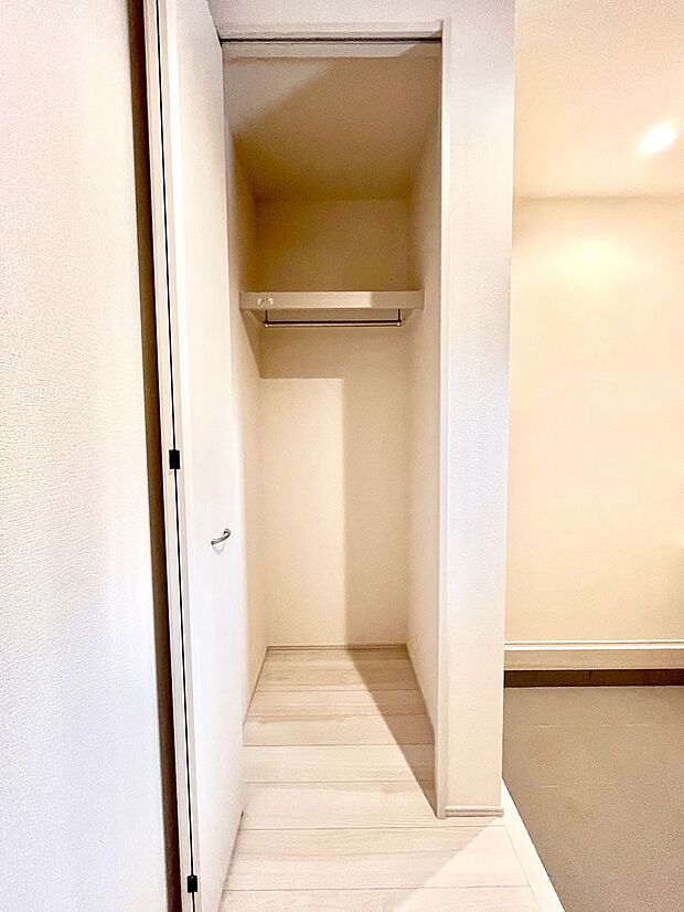 玄関ホール収納です。掃除道具やお出かけ用グッズの収納に便利です。