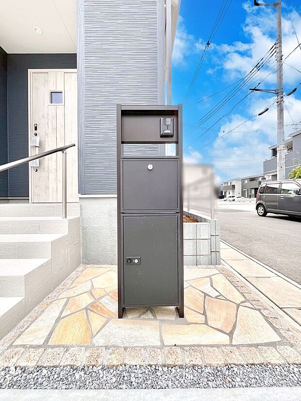 シンプルデザインのポスト。