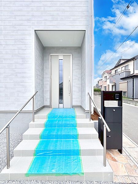大切な家族、来客を出迎える玄関。