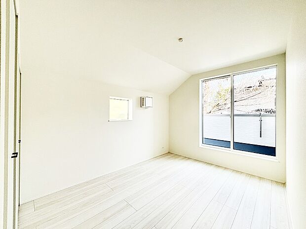 バルコニーが開放感をプラスしてくれる洋室