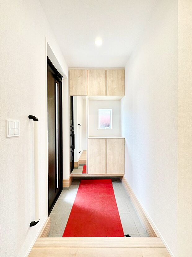 明るい陽光が入り込む玄関。ご家族の靴もスッキリ収納できる玄関収納付き!