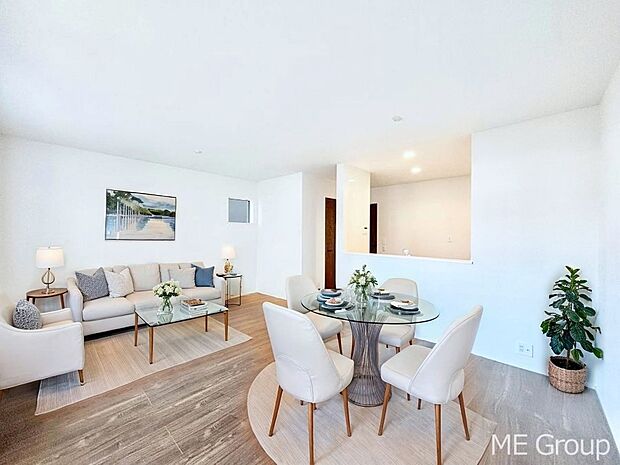 家族の和やかな会話が聞こえてきそう。開放感のあるリビングです。※家具はCGです