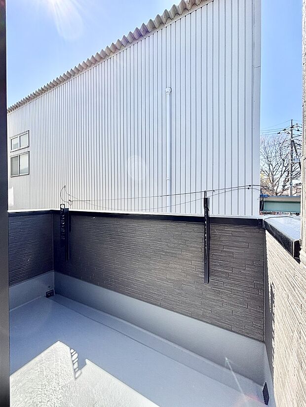 暖かな陽光が降り注ぐバルコニーはお洗濯におすすめ。爽やかな風も心地よいです。