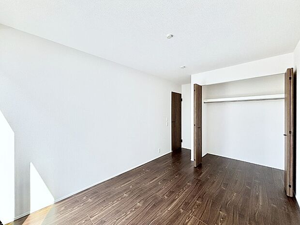 やさしい光がさしこむ居室はしっかり収納付き