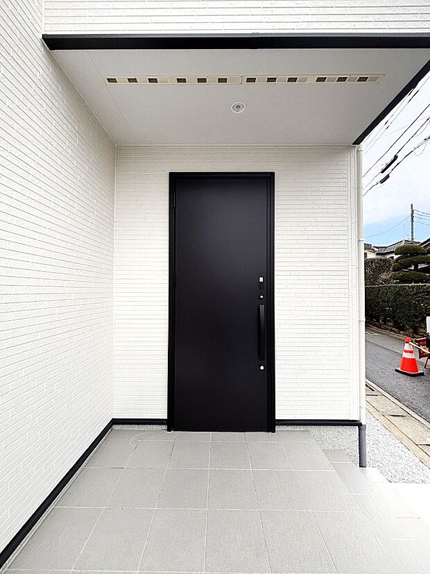 シンプルで落ち着いた雰囲気の玄関でご家族やお客様をお出迎え!