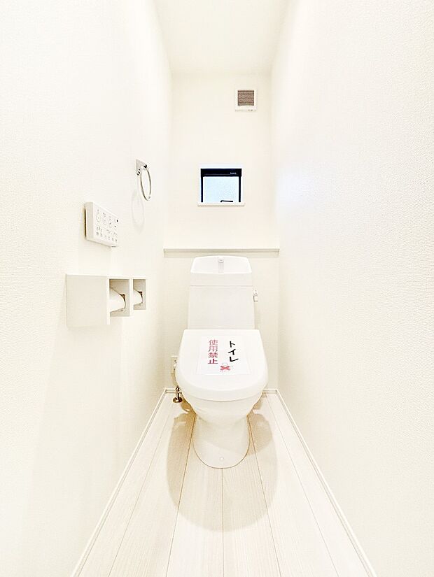 清潔感あるシャワートイレ。小窓から光が注ぎ込みます!