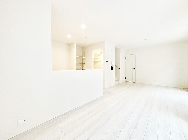 家族の笑顔が自然と生まれてくる、そんな雰囲気のダイニングに仕上がっています。