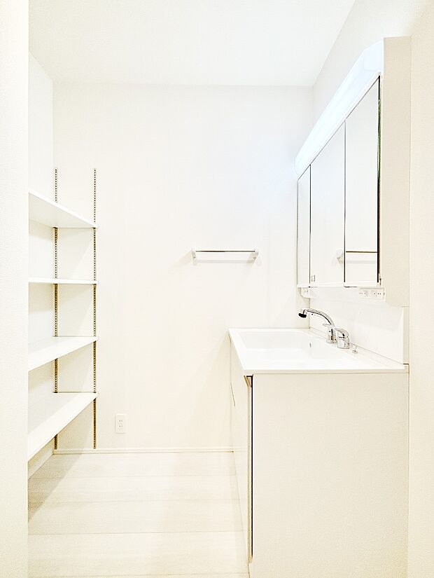 洗面室にはリネン棚付き!ゆとりの洗面スペースで親子で一緒にお着替えもラクラク!